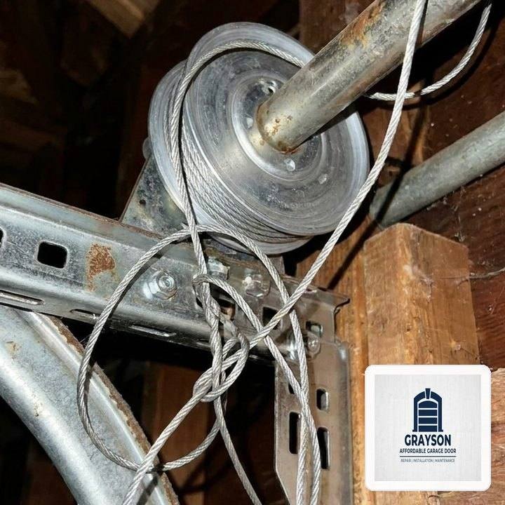 Grayson Affordable Garage Door in Floresville, TX: Heavy-Duty Steel Section Strut & 11-Gauge Hinge Reinforcement - Floresville, TX
